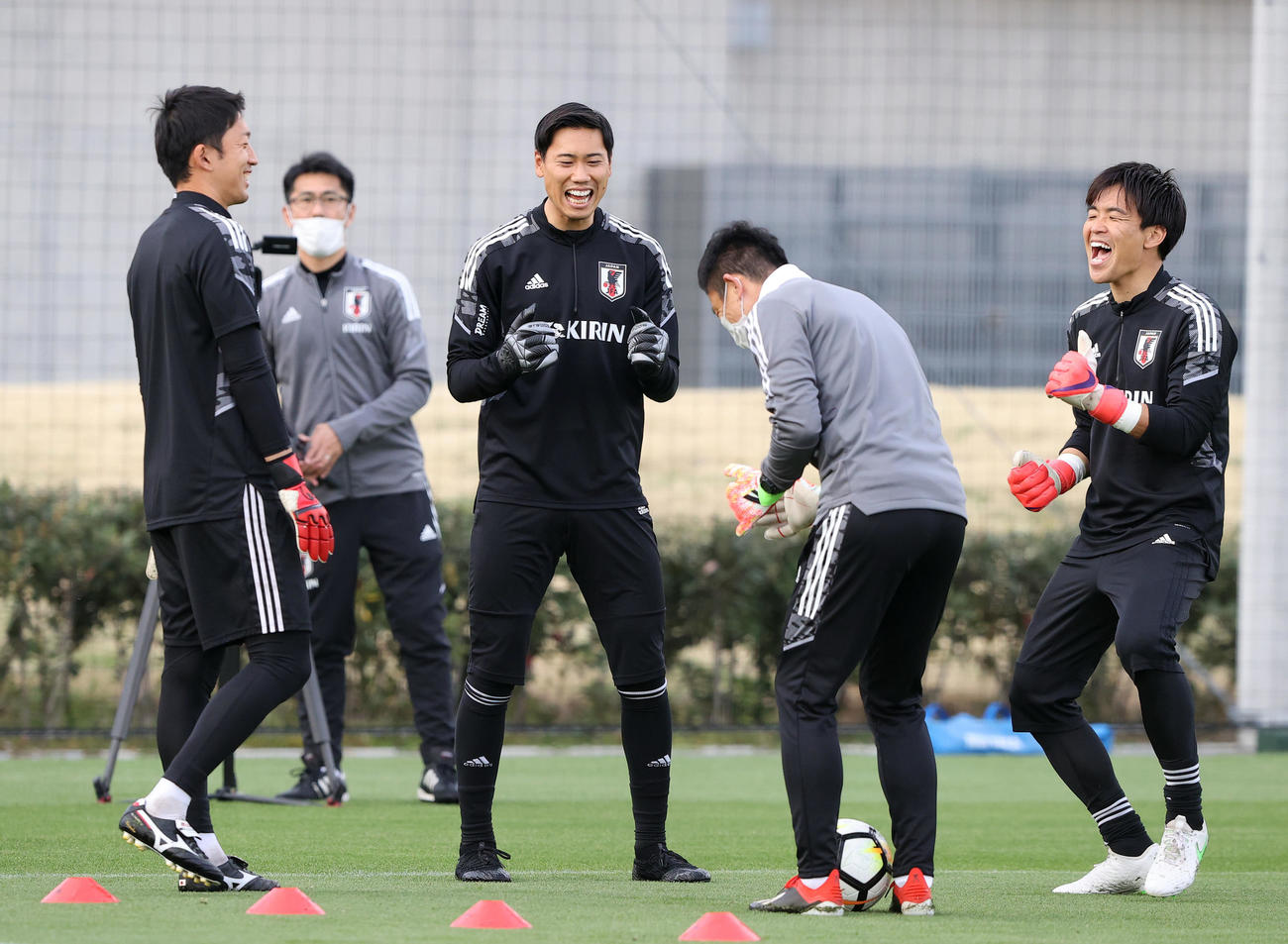 リラックスした表情で練習を行う日本代表のGK。左から権田、前川、1人おいて西川（撮影・垰建太）