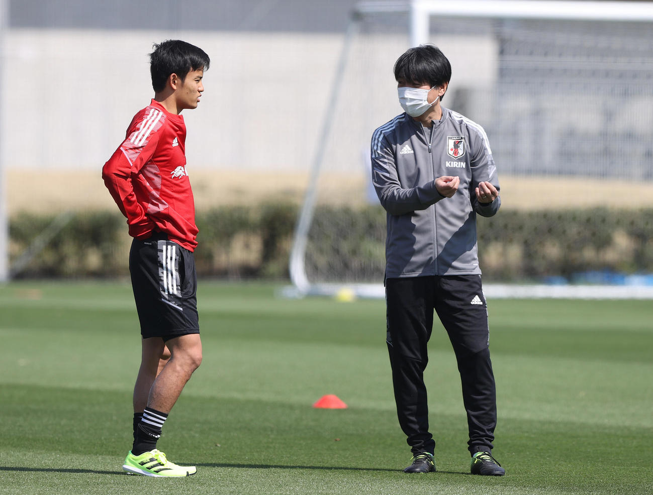 27日の練習中、言葉を交わす久保（左）とU－24日本代表横内監督