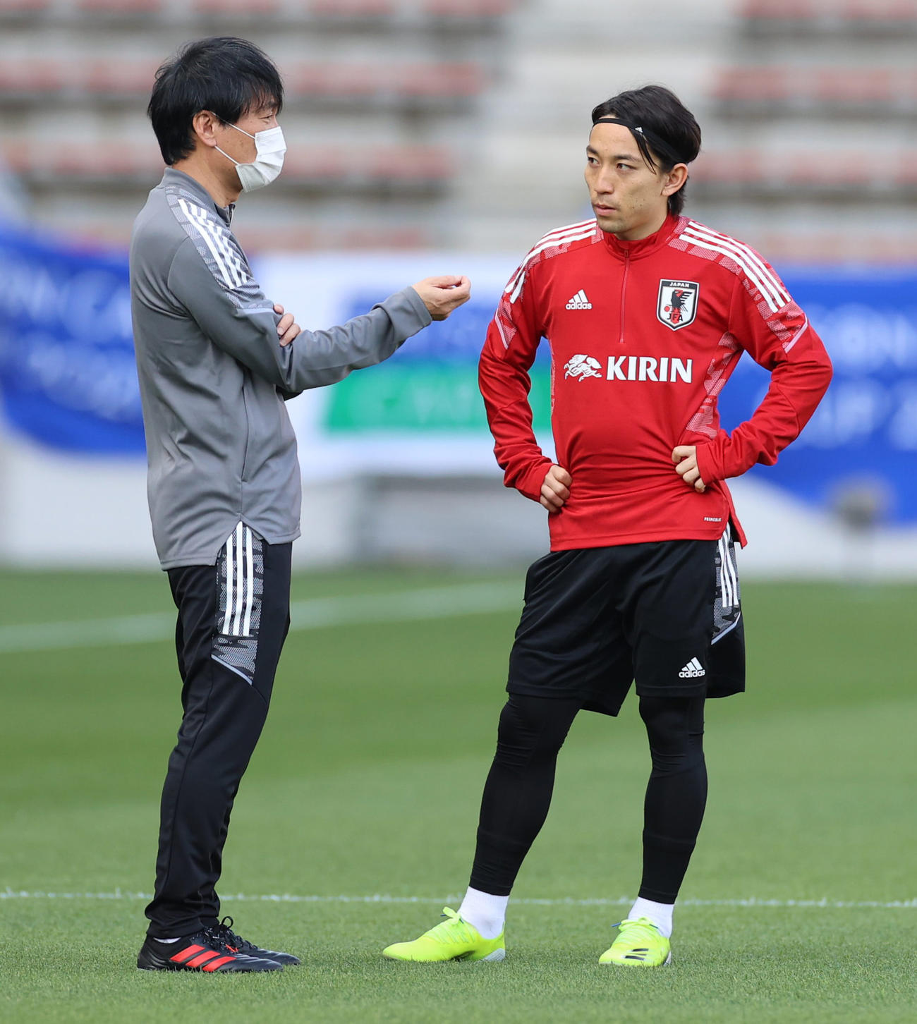 横内監督（左）の話を聞く三好（撮影・清水貴仁）
