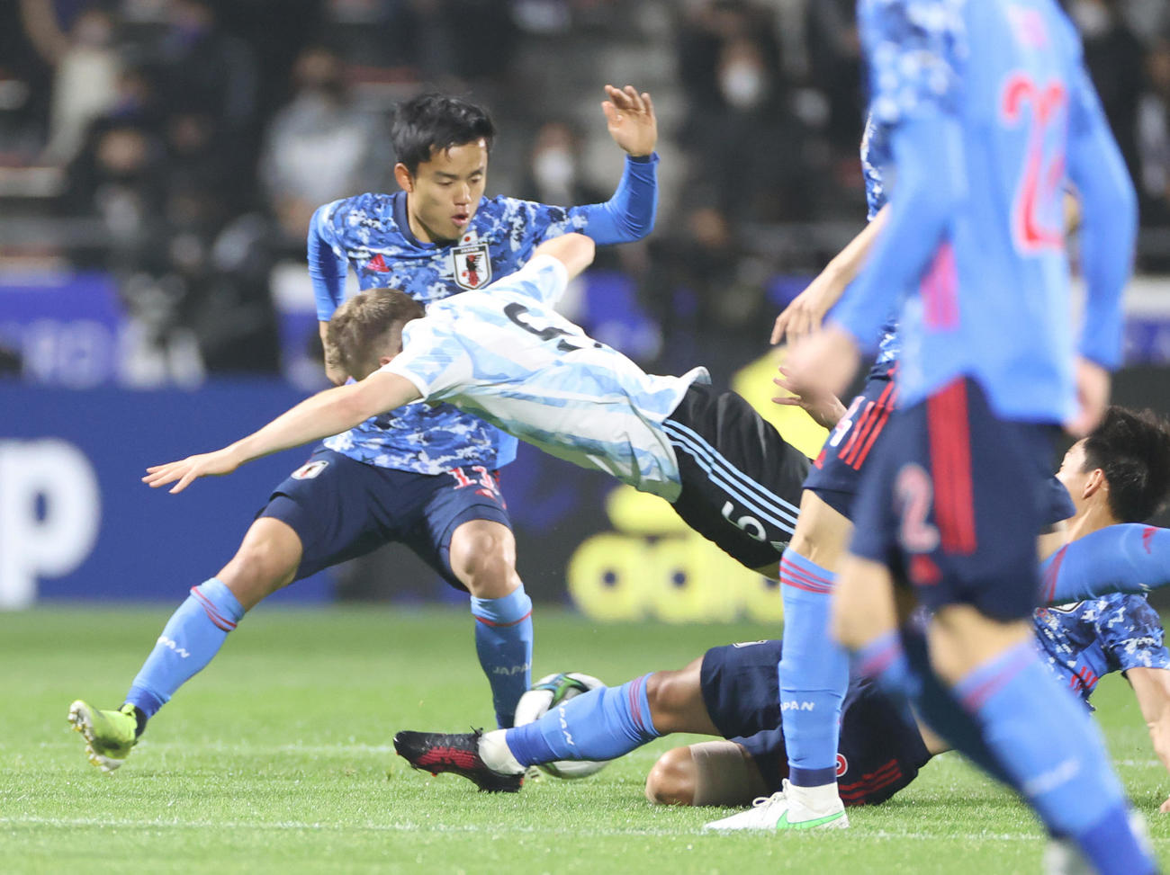 日本対アルゼンチン　前半、ボールを奪いに行く久保建英（撮影・清水貴仁）