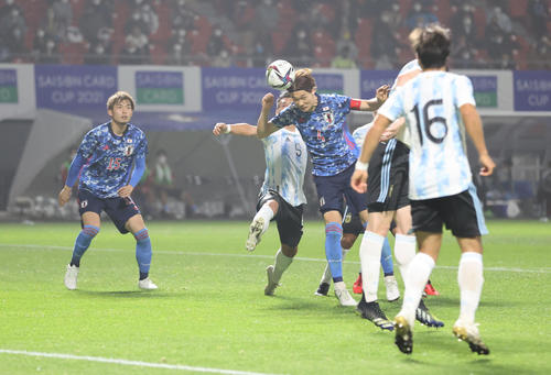 日本対アルゼンチン　後半、チーム3点目となるゴールをヘディングで決める板倉（撮影・清水貴仁）