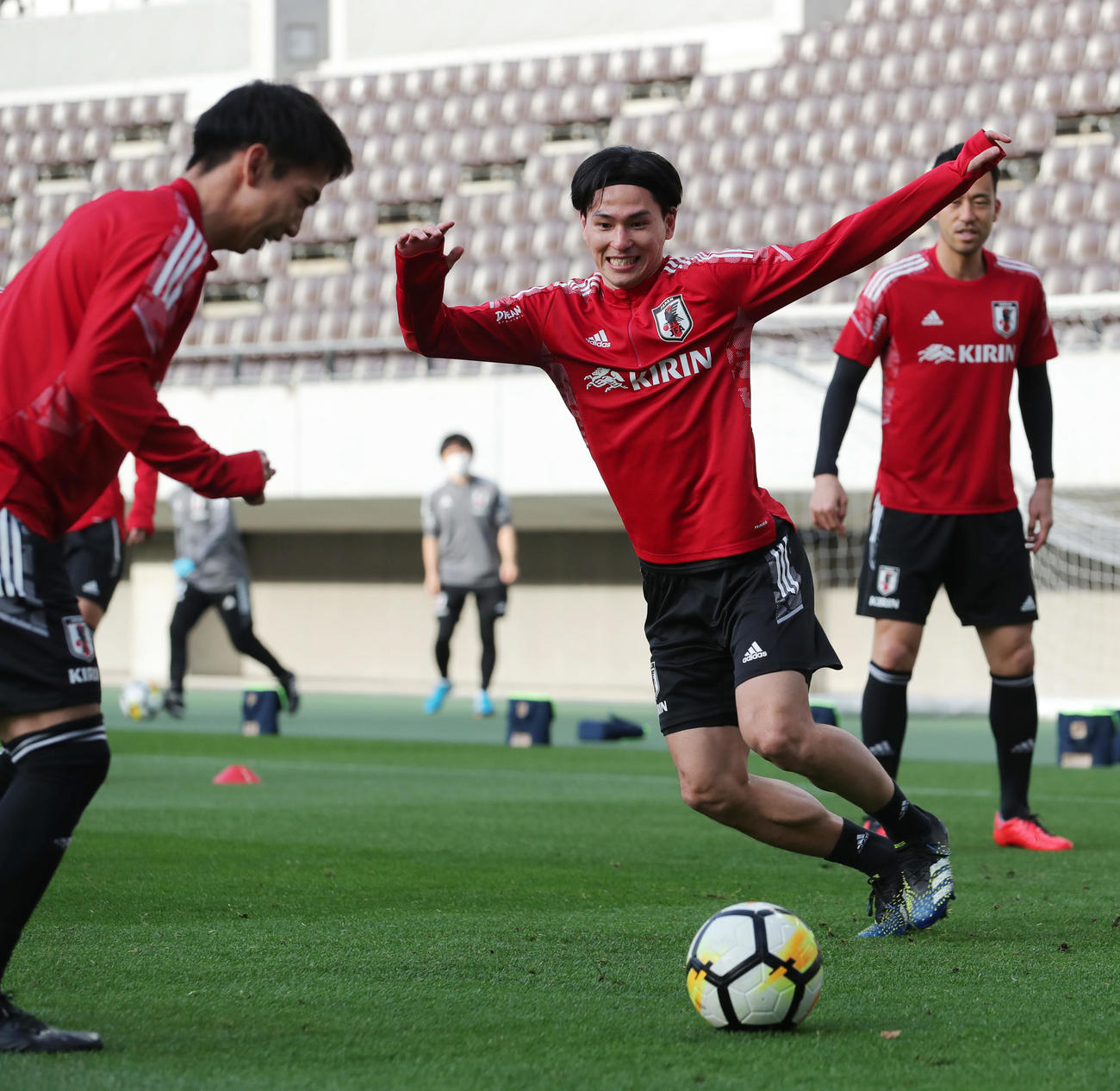 前日練習でリラックスした表情でボール回しを行う南野（右）（撮影・垰建太）