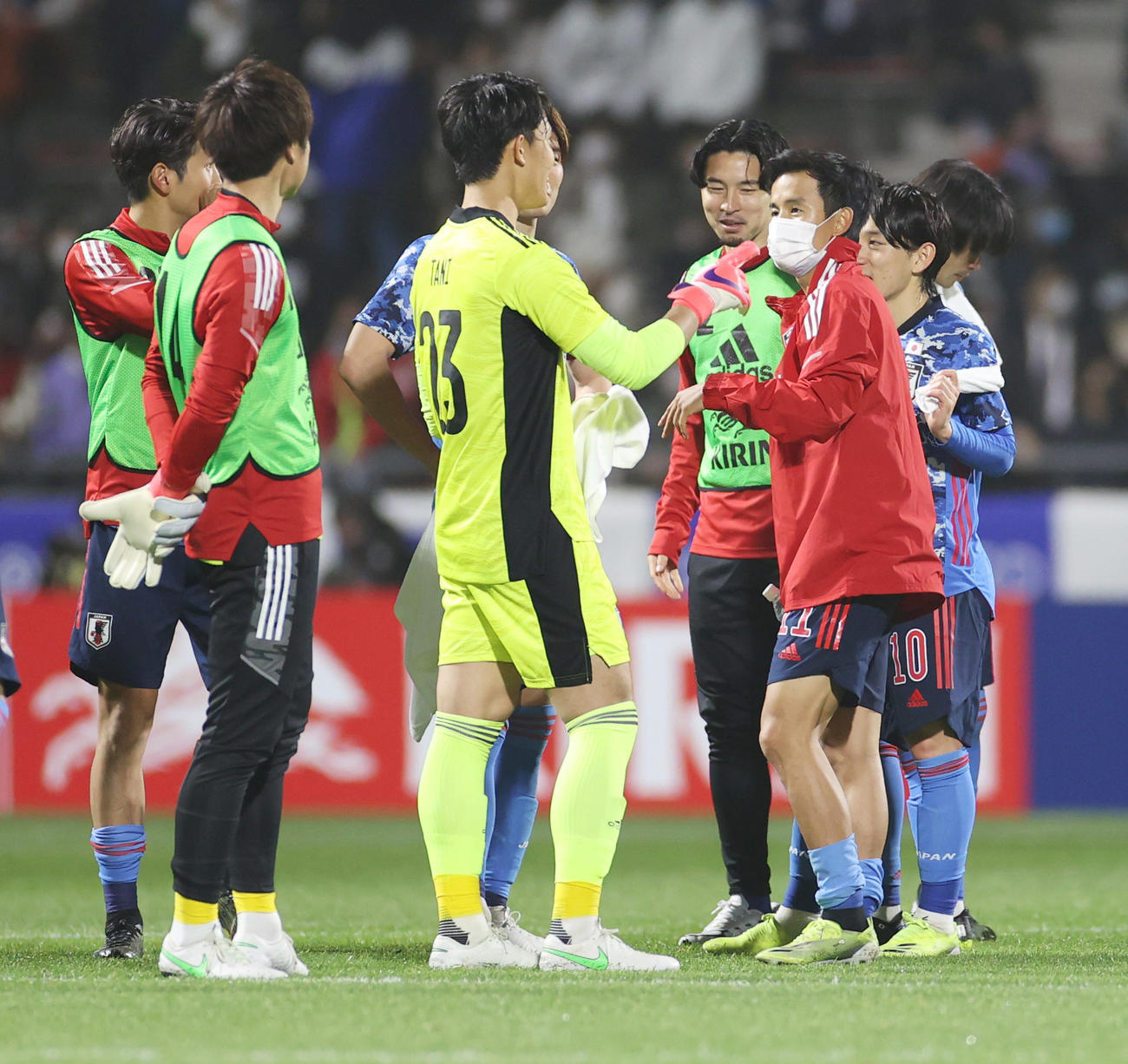 日本対アルゼンチン　アルゼンチンに大勝しチームメートと談笑する久保（右）（撮影・清水貴仁）