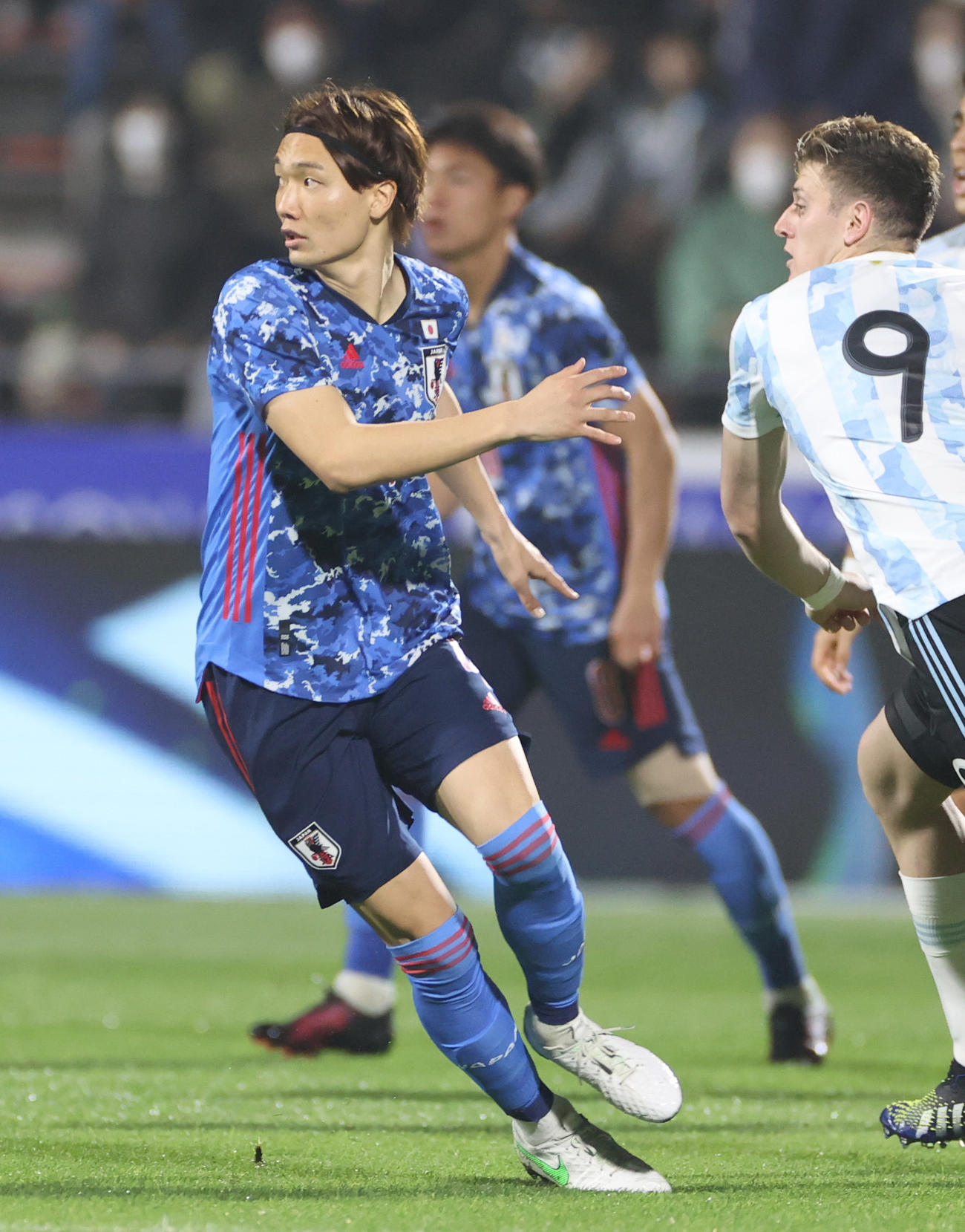 日本対アルゼンチン　前半、ボールを追いかける板倉（撮影・清水貴仁）