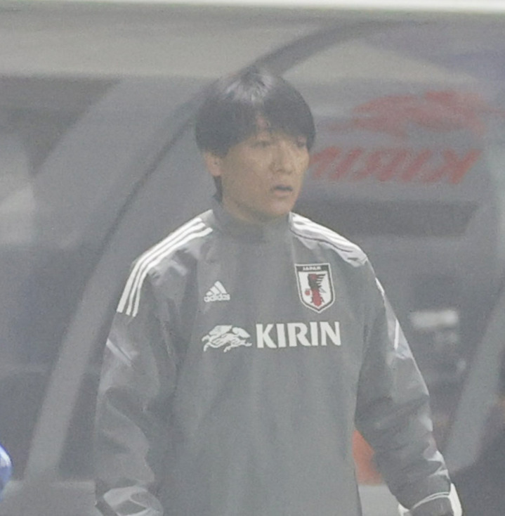 日本対アルゼンチン　前半、戦況を見つめる横内監督（撮影・清水貴仁）