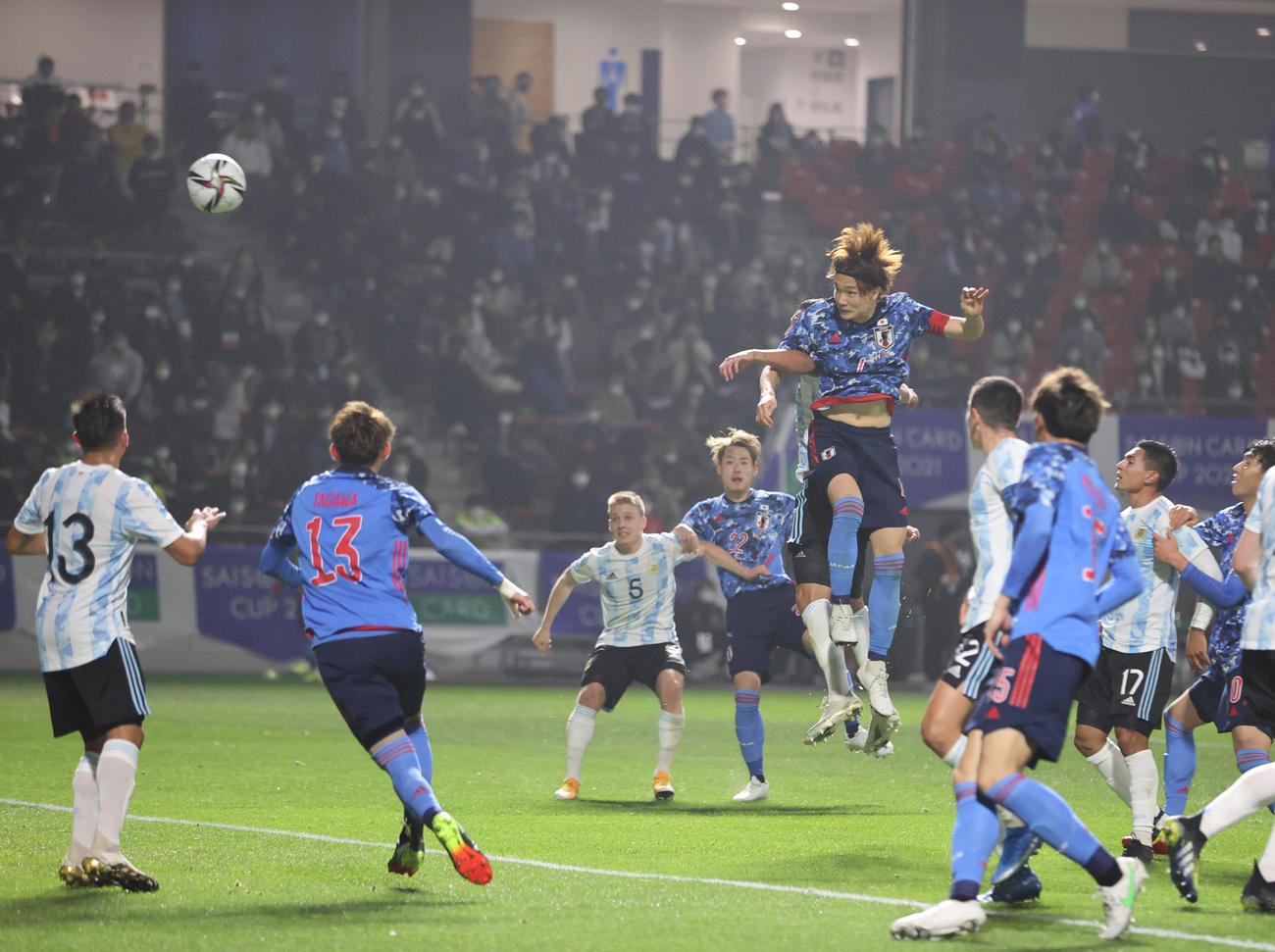 日本対アルゼンチン　後半、チーム2点目となるゴールをヘディングで決める板倉（中央上）（撮影・清水貴仁）