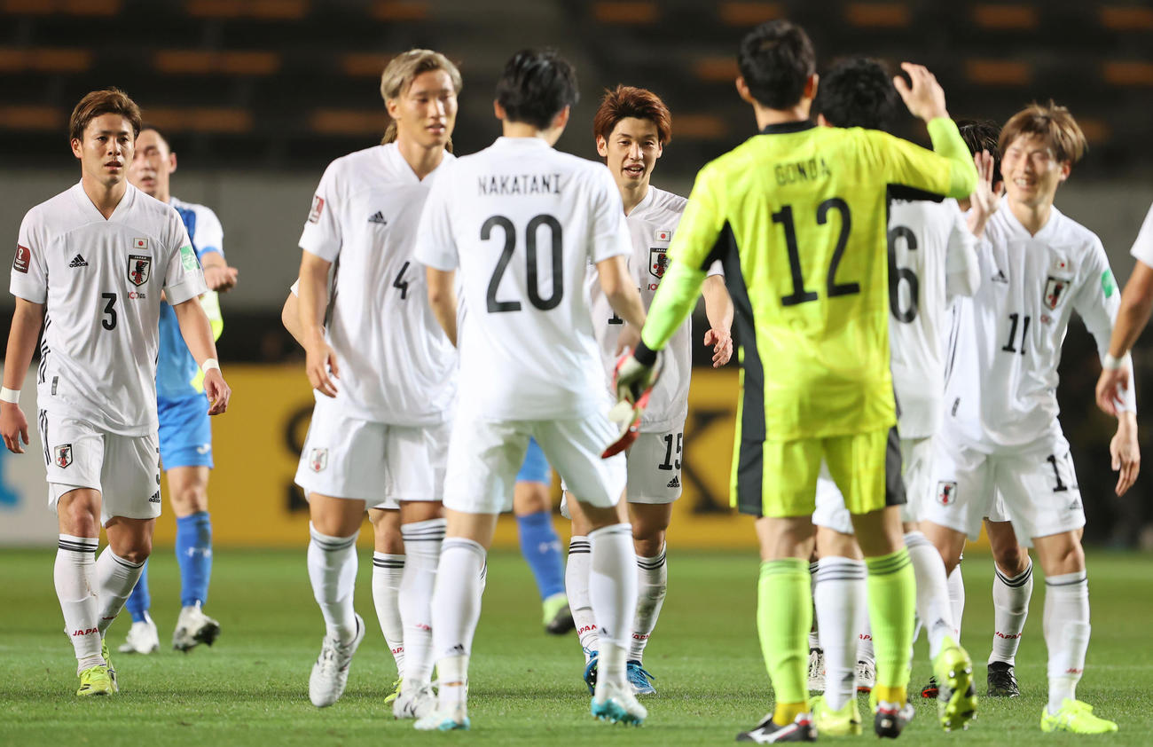 日本対モンゴル　モンゴルに大勝し笑顔を見せる大迫（中央）ら日本代表の選手たち（撮影・垰建太）