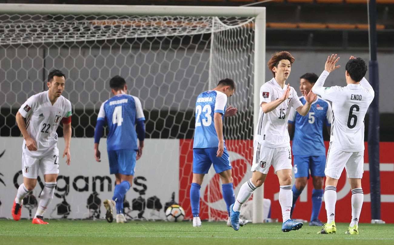 日本対モンゴル　後半、ゴールを決め喜ぶ大迫（右から2人目）（撮影・垰建太）