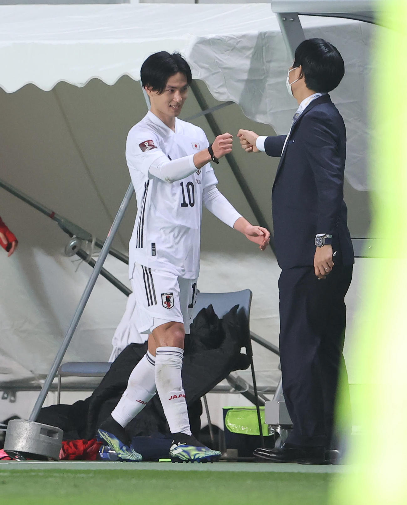 日本対モンゴル　後半、交代し森保監督とグータッチをする南野拓実（撮影・垰建太）