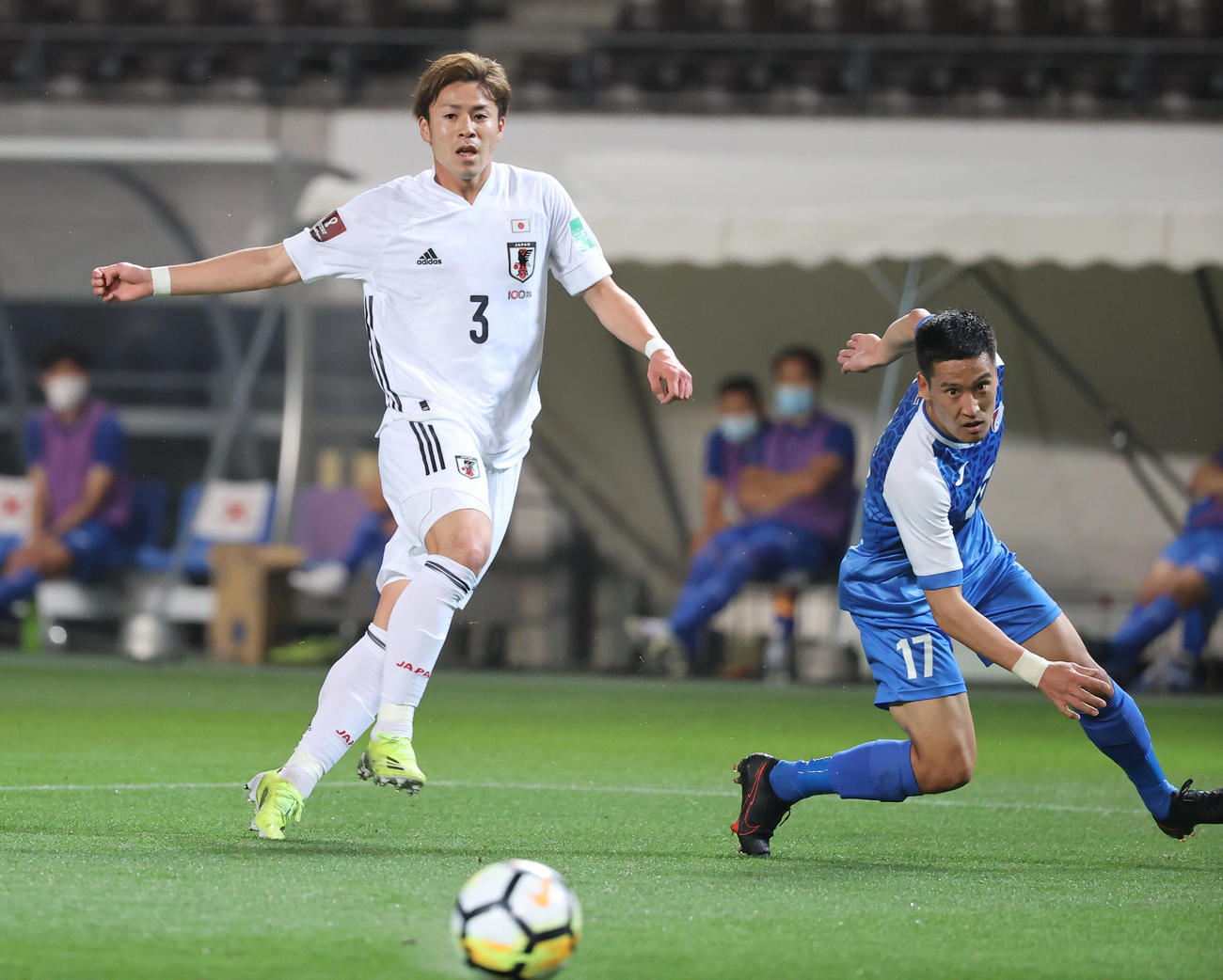 W杯カタール大会アジア2次予選　日本対モンゴル　前半、クロスを上げる小川諒也。右はモンゴルのダワージャブ（撮影・垰建太）