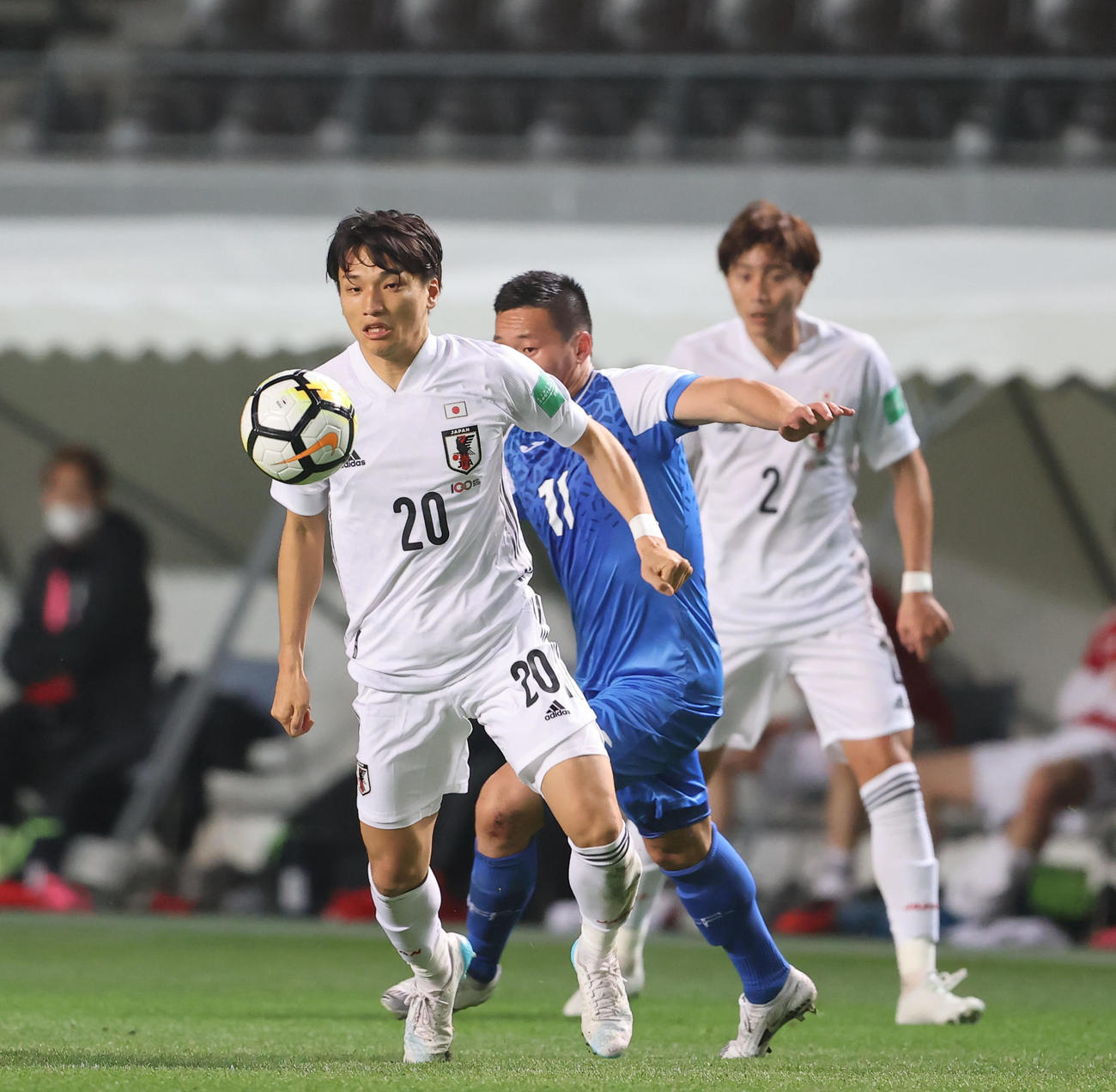 日本対モンゴル　後半、キープする中谷進之介（撮影・垰建太）