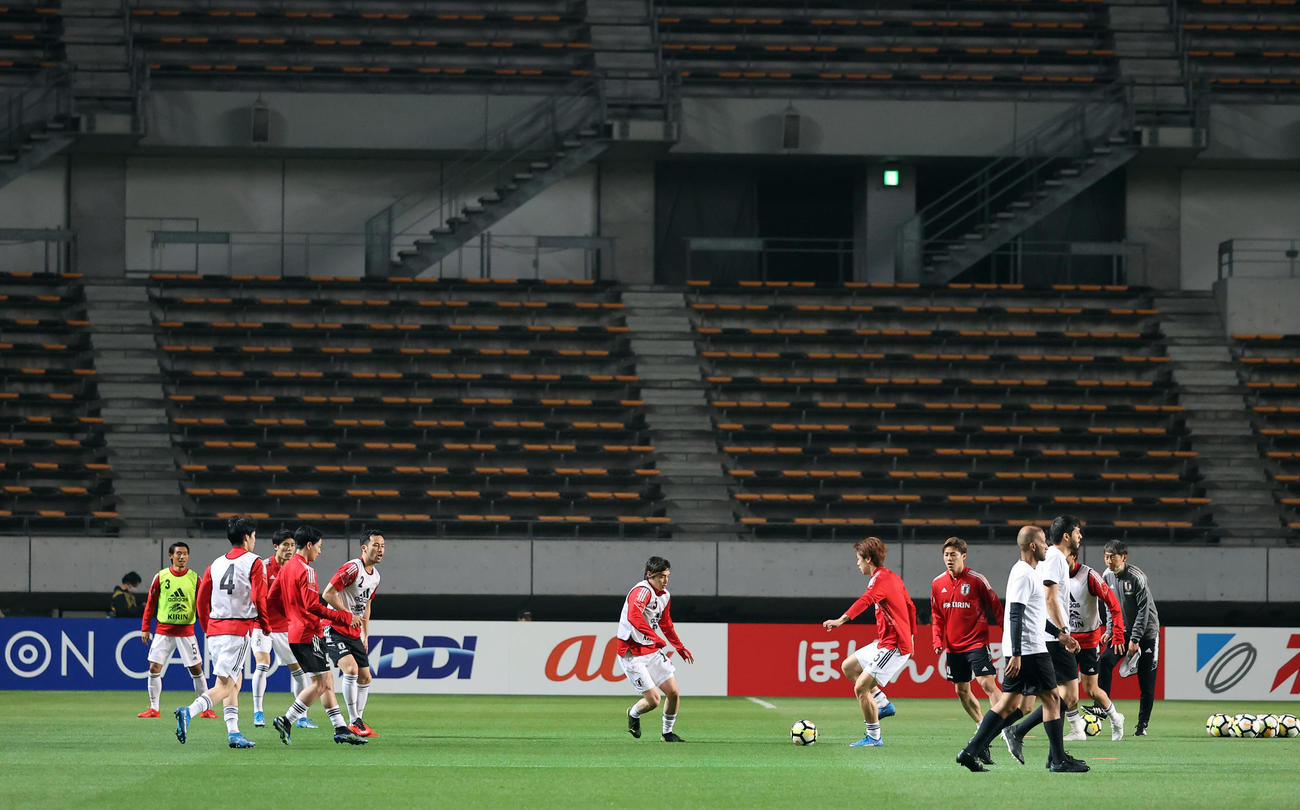 日本対モンゴル　無観客のスタンドを背にウオーミングアップする日本代表の選手たち（撮影・垰建太）