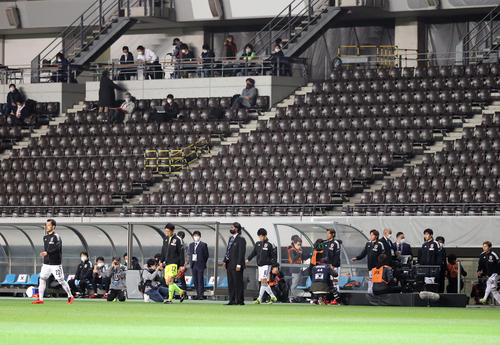 日本対モンゴル　試合前、無観客の中入場する日本代表の選手たち（撮影・垰建太）