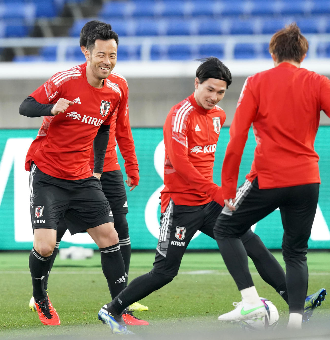 ボール回しをする、左から吉田、南野（2021年3月24日撮影）