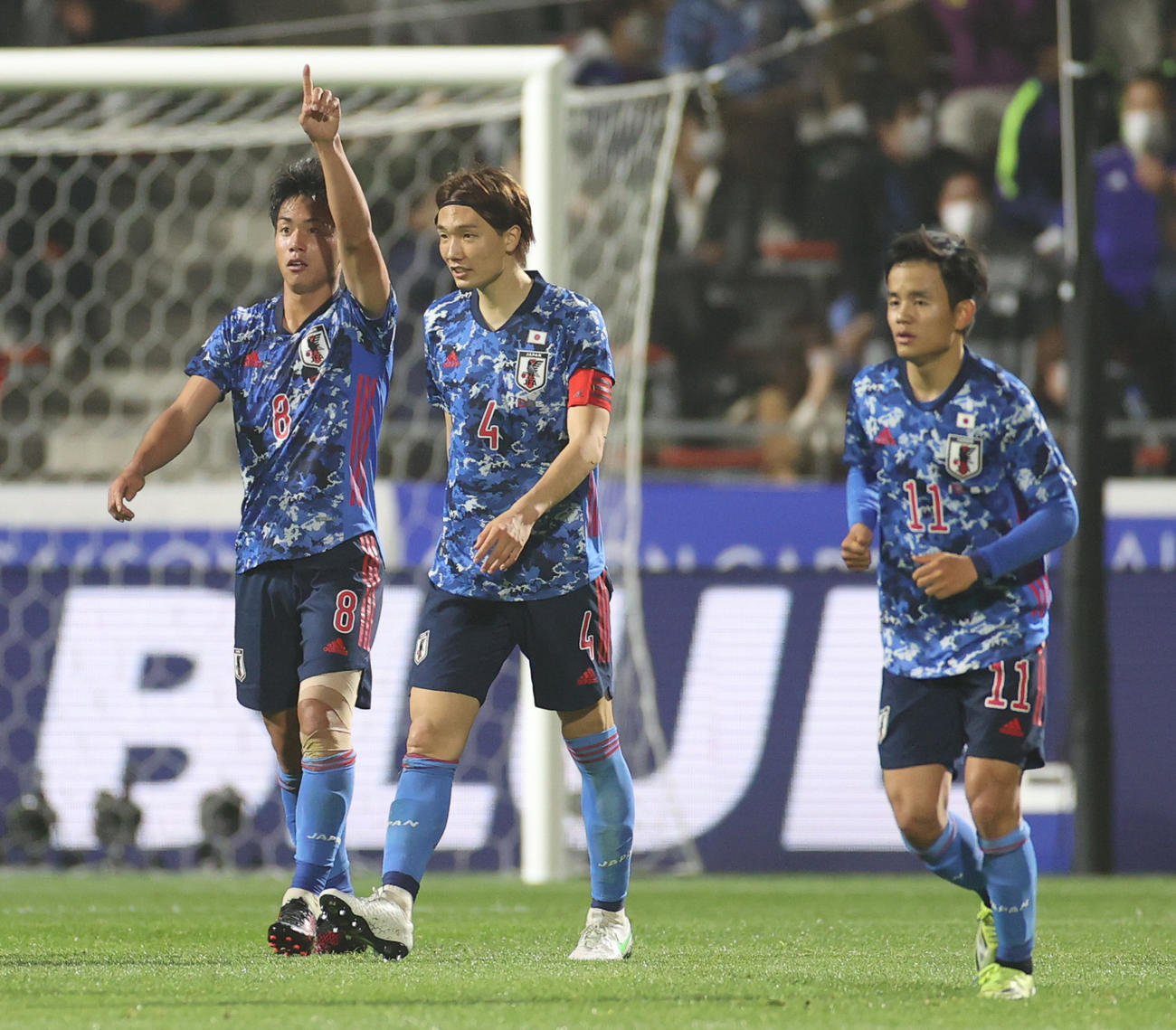 日本対アルゼンチン　前半、先制ゴールを決め、指さす林（左）。中央は板倉。右は久保（2021年3月29日撮影）