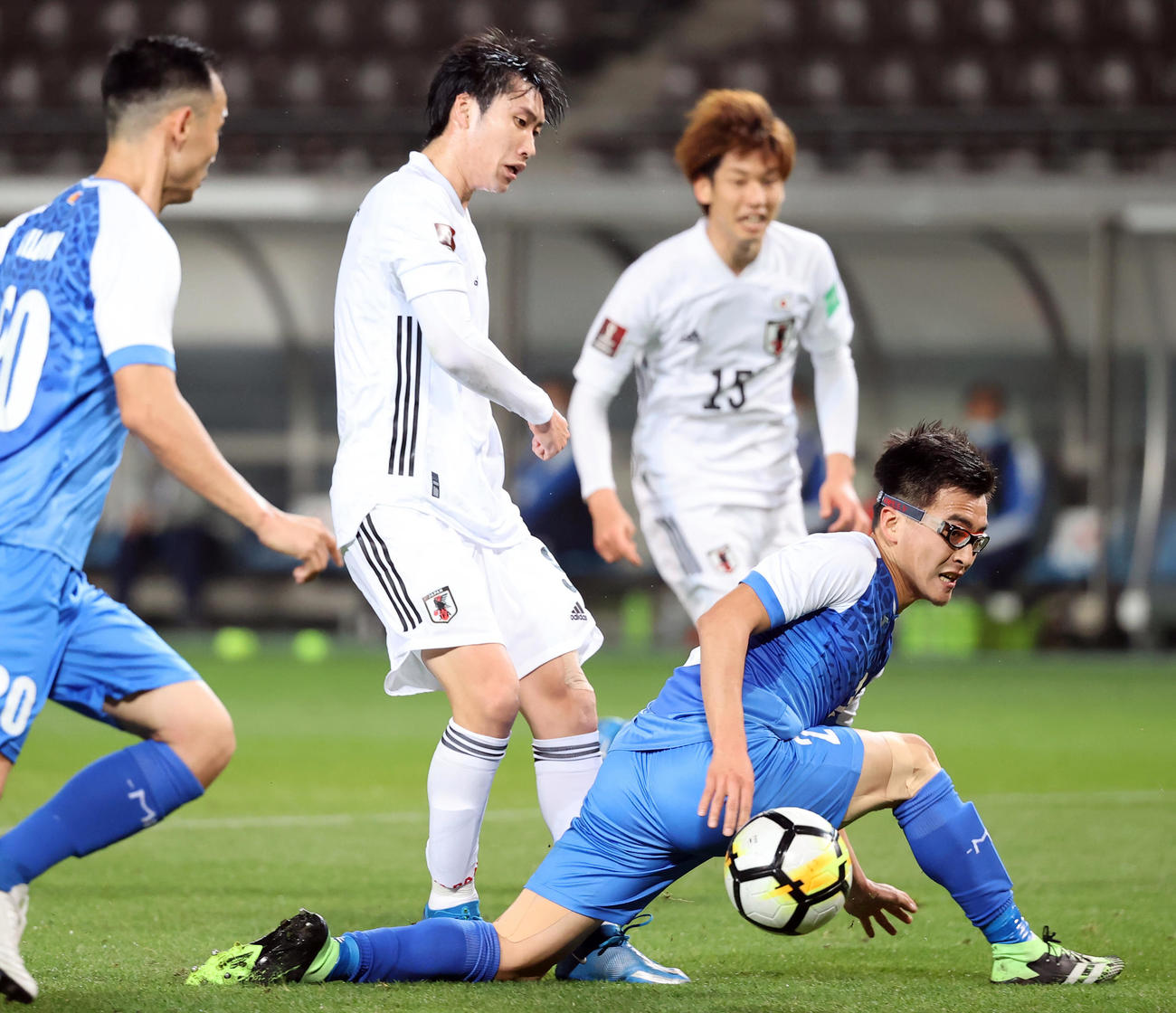 日本対モンゴル　前半、シュートを放つ鎌田（撮影・垰建太）
