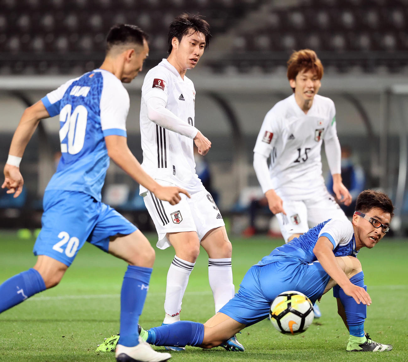 日本対モンゴル　前半、シュートを放つ鎌田（撮影・垰建太）