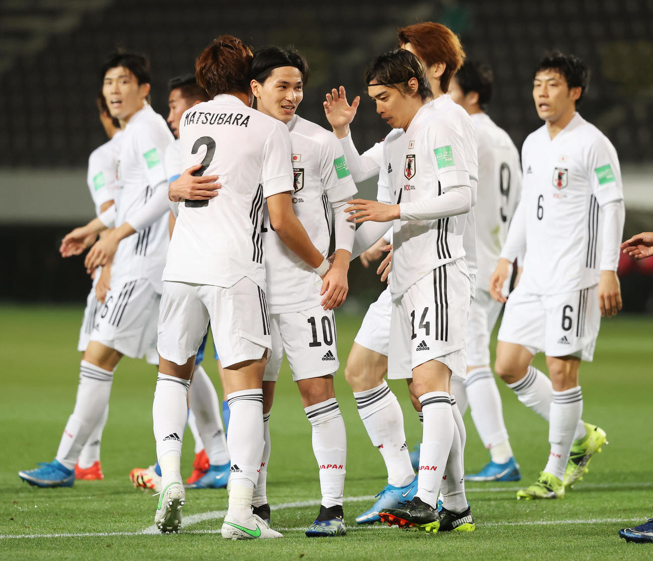 日本対モンゴル　前半、先制ゴールを決めタッチ喜ぶ南野（左から2人目）（撮影・垰建太）