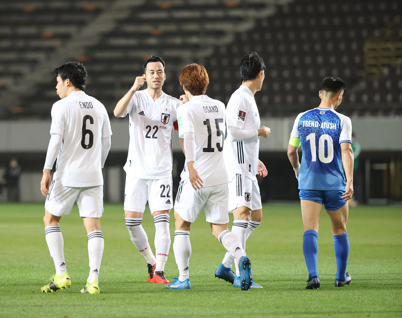 W杯カタール大会アジア2次予選　日本対モンゴル　前半、ゴールを決めた大迫勇也（中央）は吉田麻也とタッチ（撮影・垰建太）