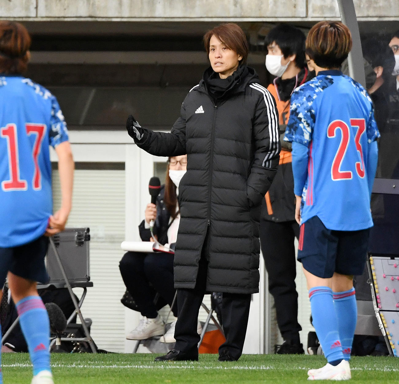 日本対パラグアイ　前半、指示を出す高倉監督（撮影・横山健太）
