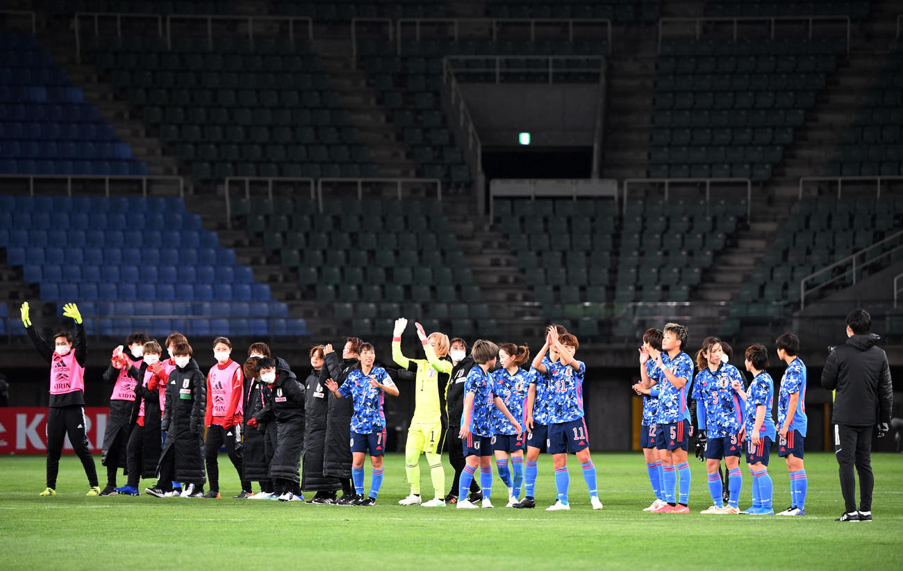 日本対パラグアイ　試合を終えスタンドにあいさつするなでしこジャパンの選手たち（撮影・横山健太）