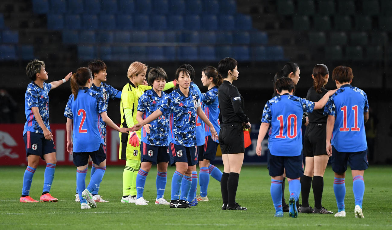 日本対パラグアイ　パラグアイに勝利しタッチを交わすなでしこジャパン（撮影・横山健太）