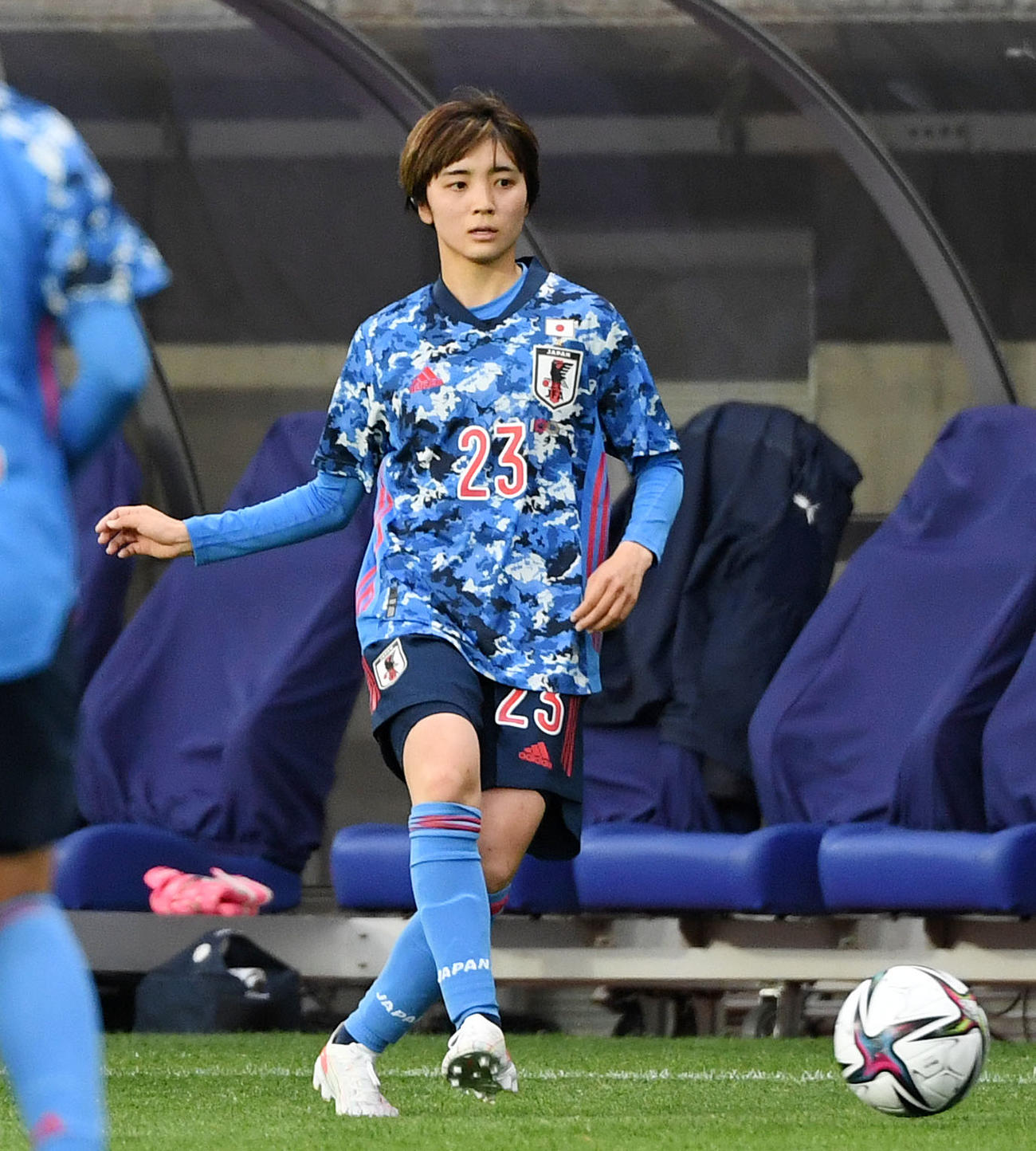 日本対パラグアイ　前半、パスを出す北村（撮影・横山健太）
