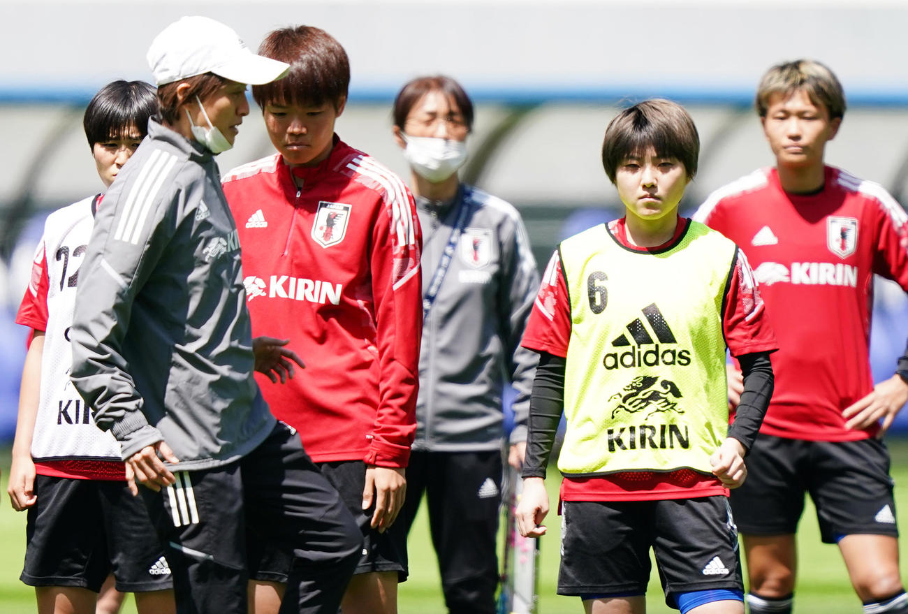 パナマ戦を翌日に控え、公開練習で高倉監督（左から2人目）の話を聞くMF林（右から2人目）（撮影・菅敏）