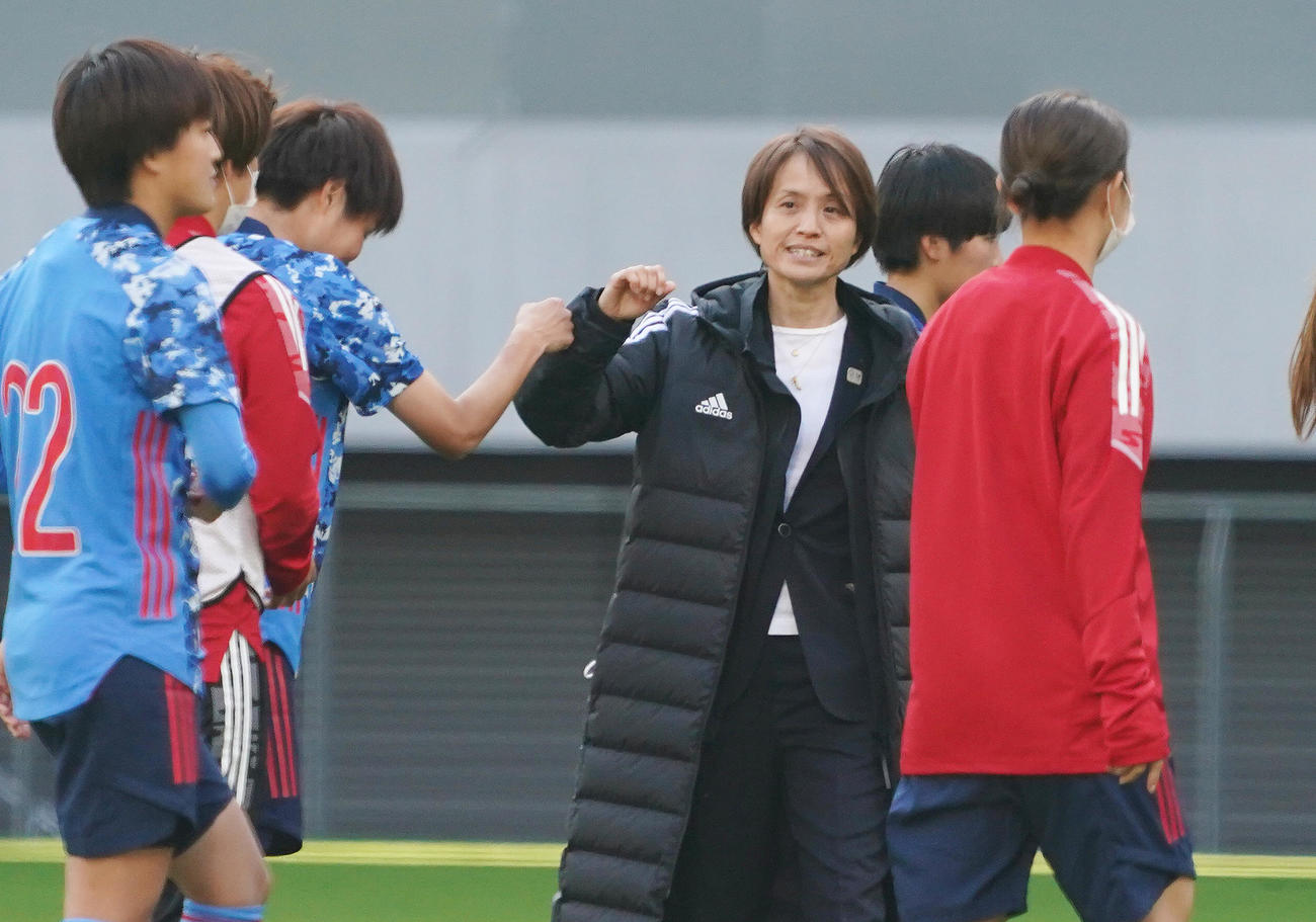 パナマに勝利し選手をタッチで迎える高倉監督（中央）（撮影・菅敏）