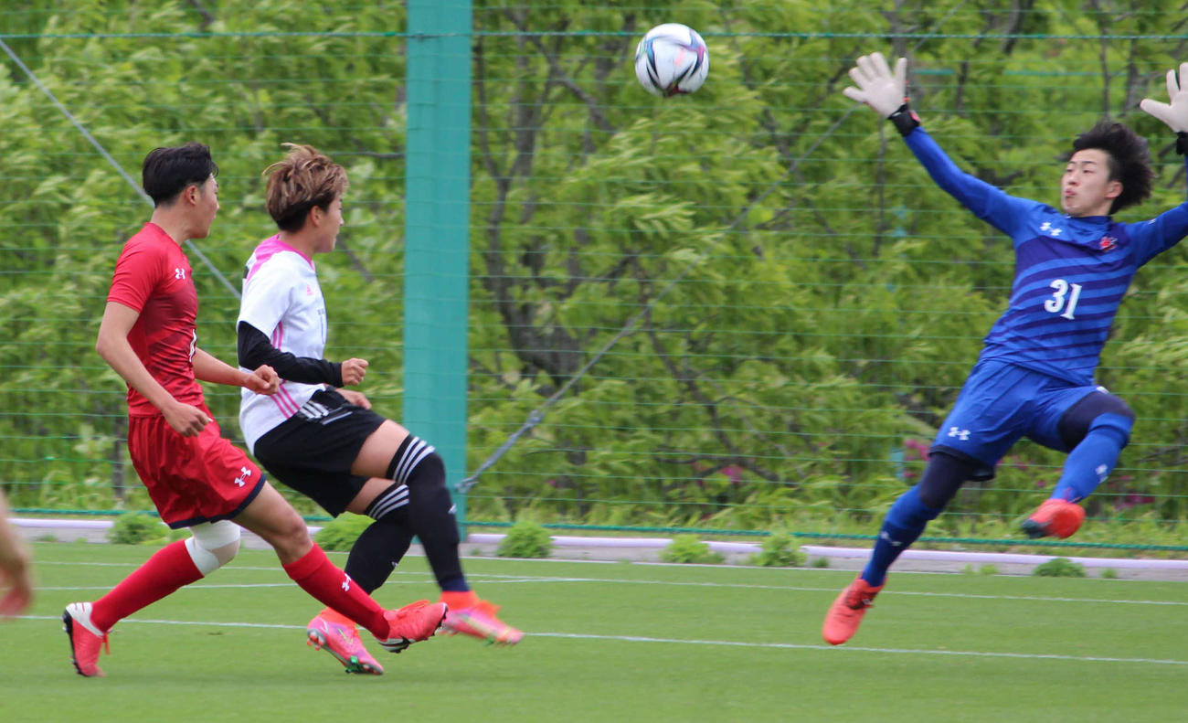 いわきFC・U－18との練習試合で先制点を決めるFW菅沢（左から2人目）