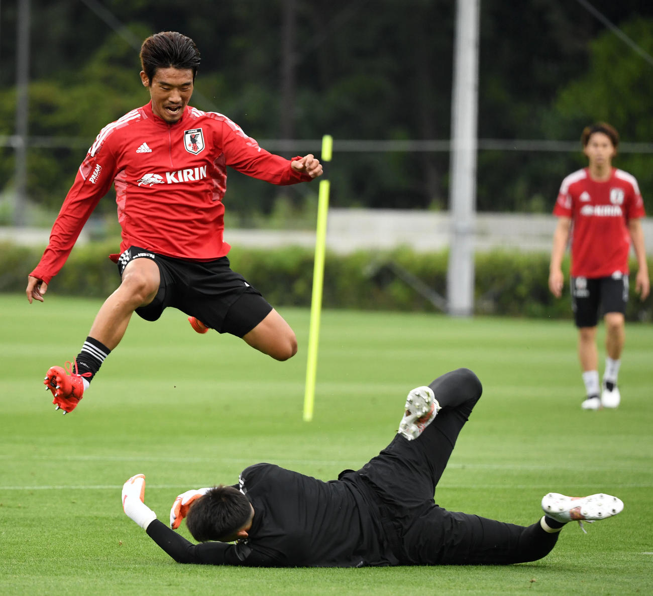 シュートを止められる守田。GKシュミット（撮影・横山健太）