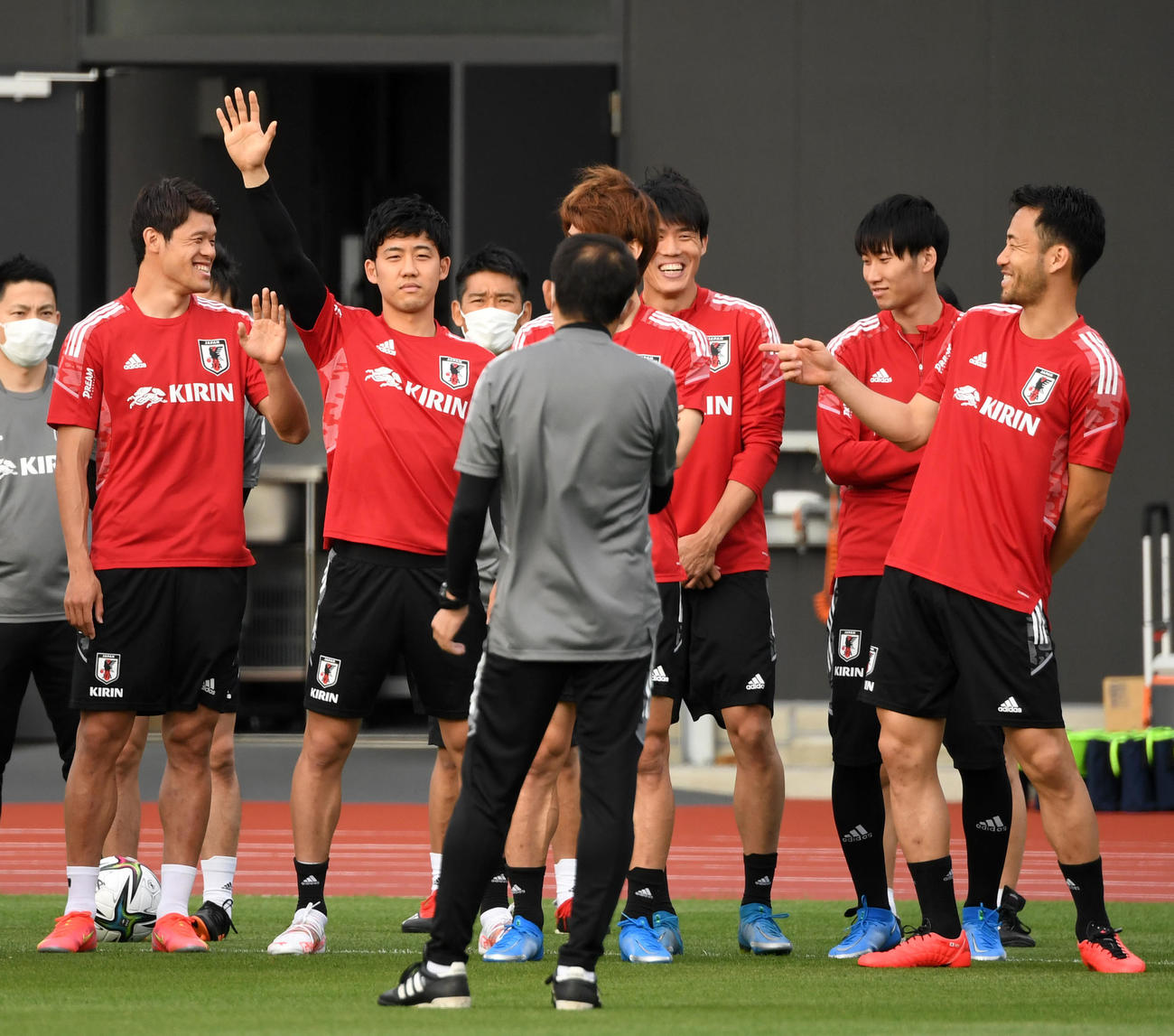 練習開始前のミーティングで挙手をする遠藤航（手前左から２人目）（撮影・横山健太）