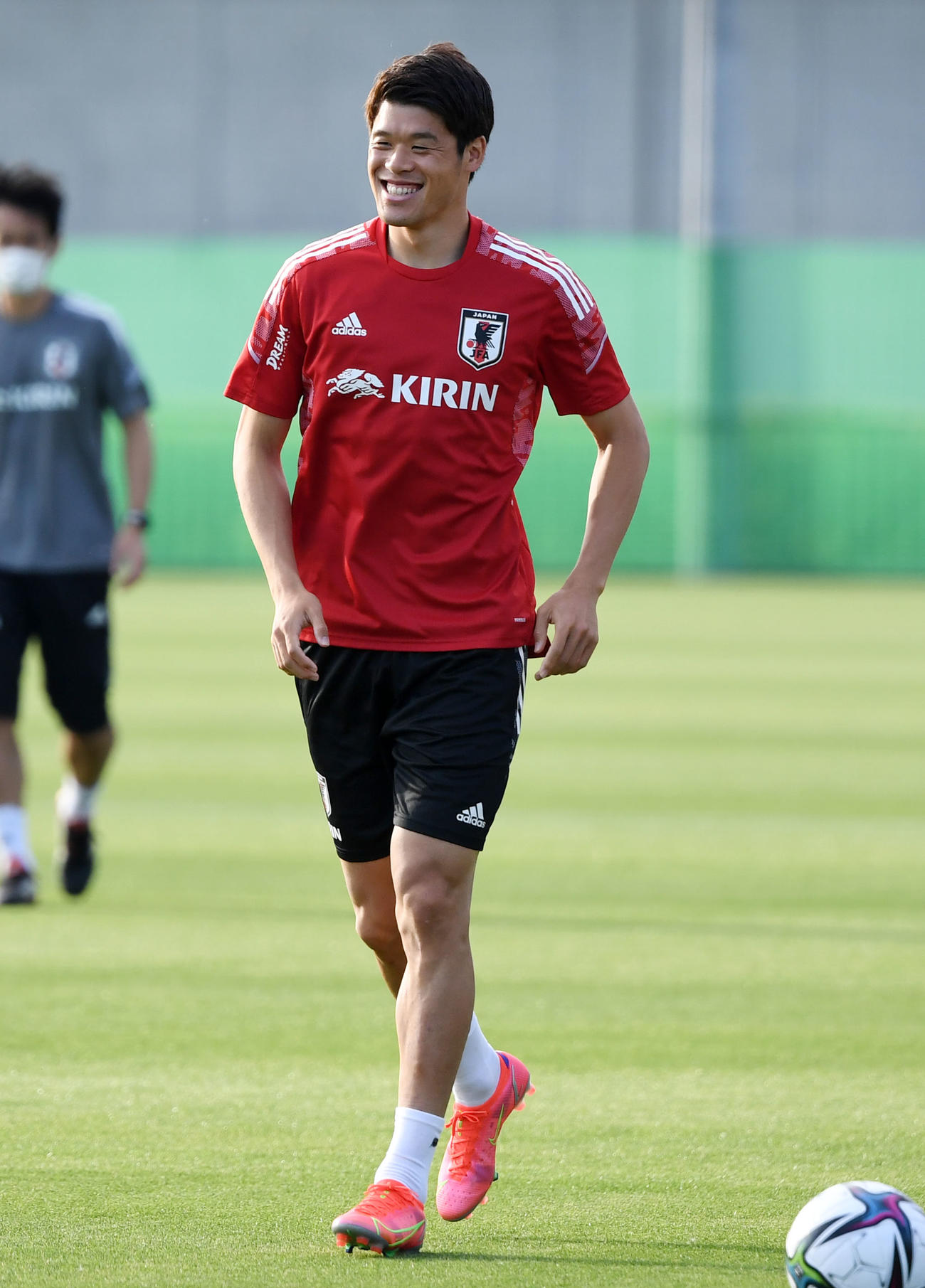 笑顔でランニングをする酒井（撮影・横山健太）