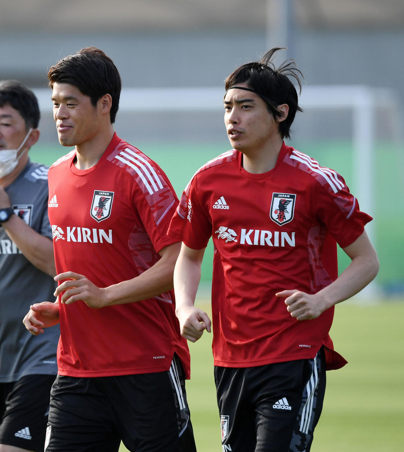 ランニングをする酒井（左）と伊東（撮影・横山健太）