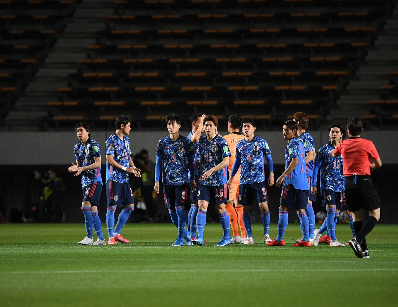 日本対ミャンマー　試合開始前に円陣を組み、試合に臨む日本代表イレブン（撮影・横山健太）
