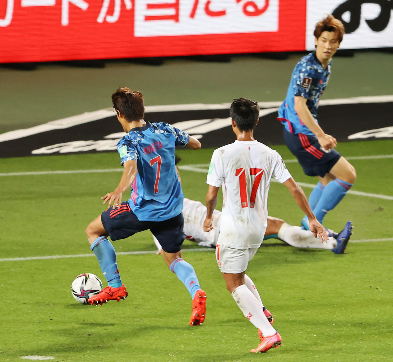 日本対ミャンマー　後半、室屋のクロスに左足で合わせゴールを決める守田（左）（撮影・垰建太）