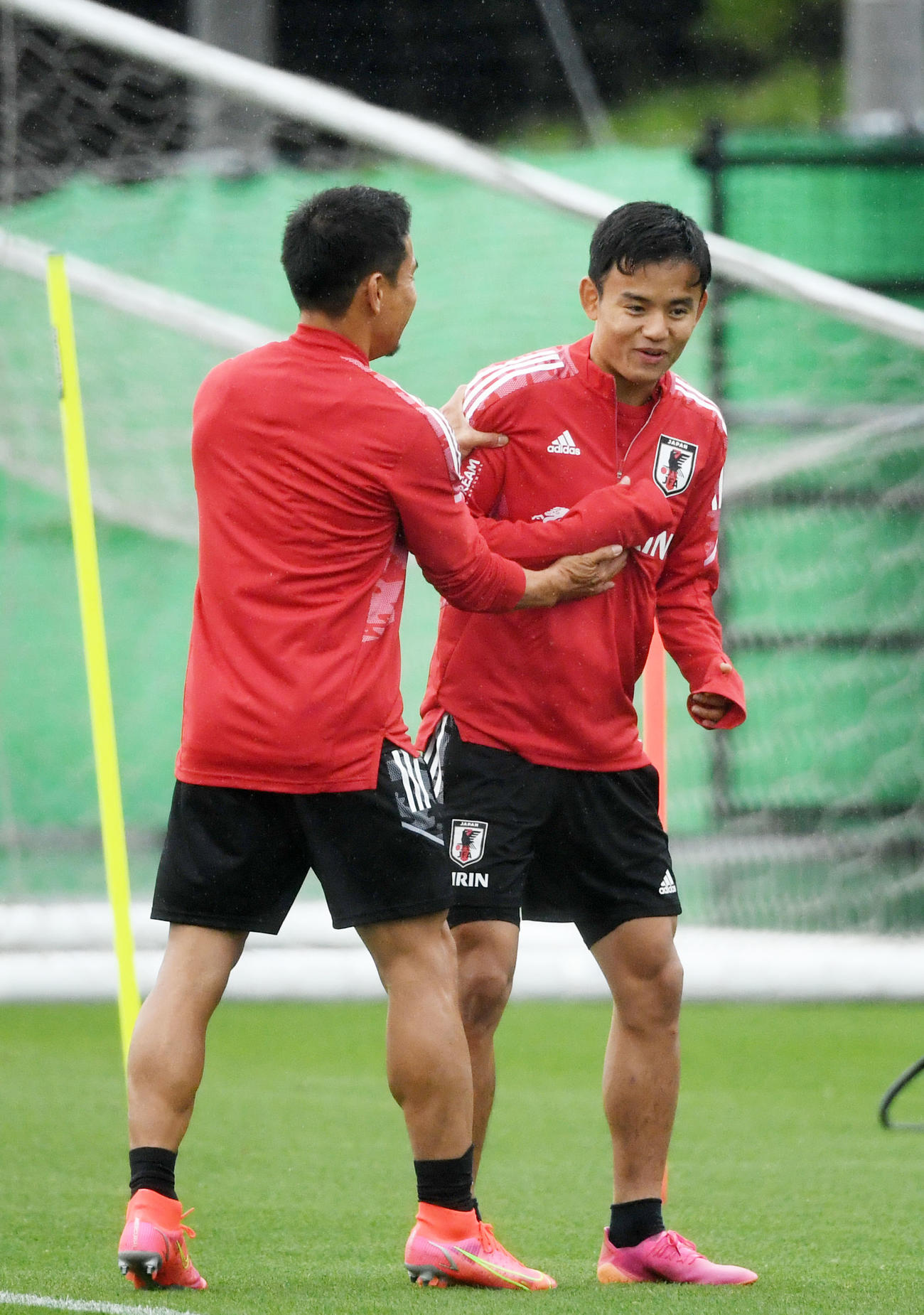 長友（左）にくすぐられる久保（撮影・横山健太）