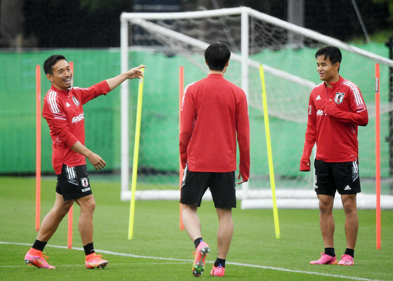 ボール回しで笑顔を見せる長友（左）と久保（右）（撮影・横山健太）