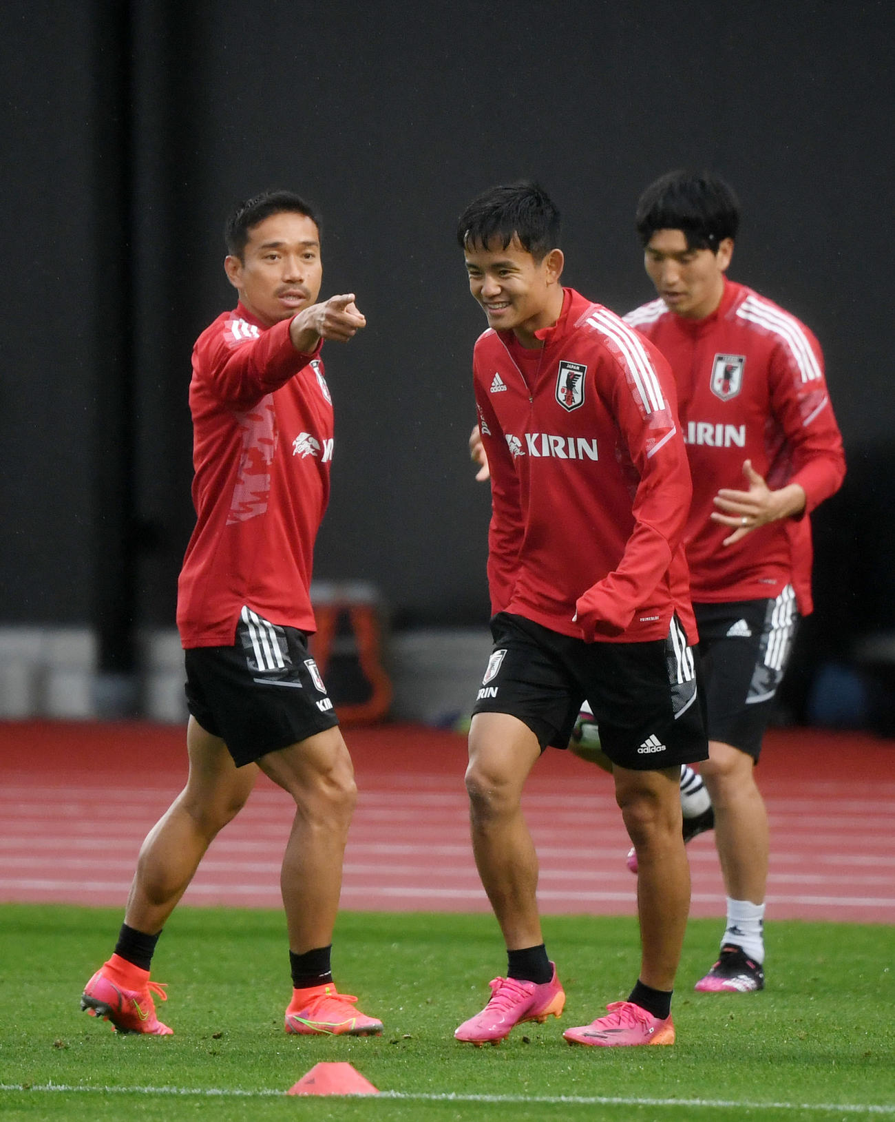 ボール回しで笑顔を見せる久保（中央）。左は長友（撮影・横山健太）