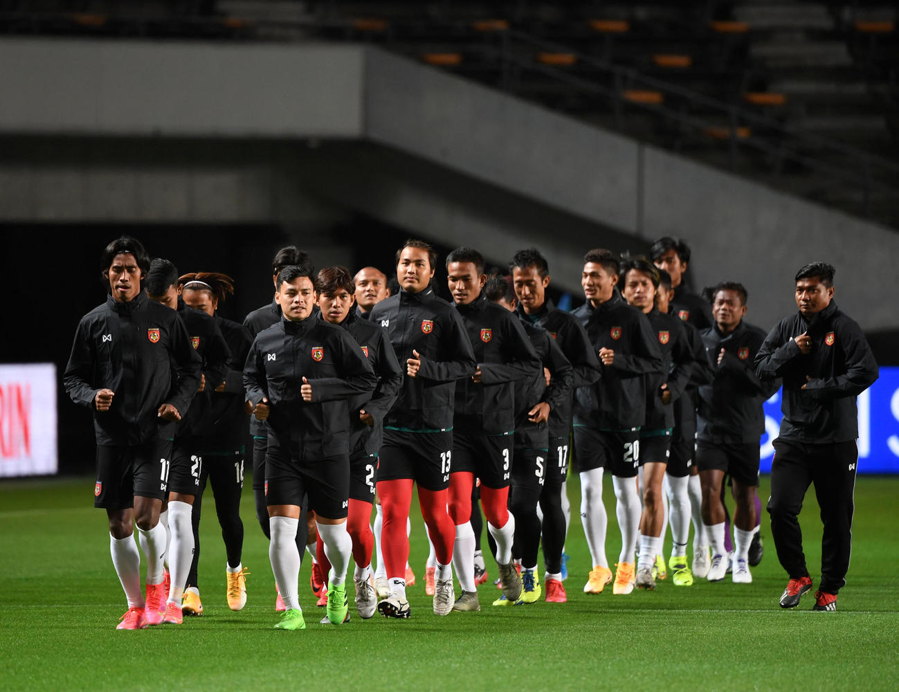 ランニングをするミャンマー代表の選手たち（撮影・横山健太）