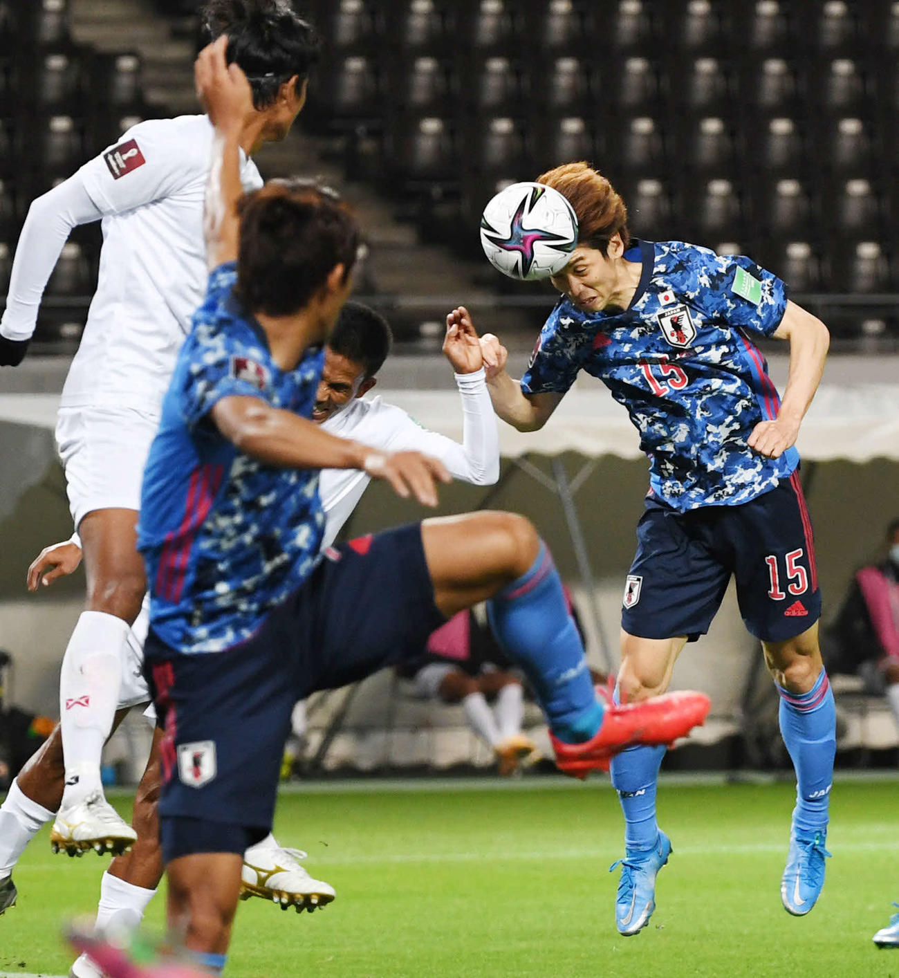 日本対ミャンマー　前半、ヘディングでゴールを決める大迫（右）（撮影・横山健太）