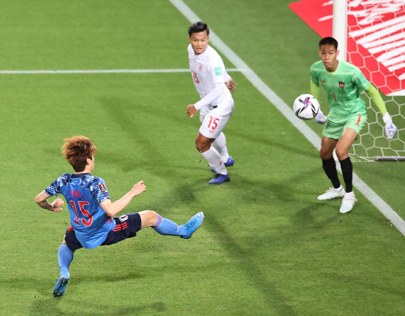 日本対ミャンマー　前半、長友佑都のヘディングに右足でゴールを決めハットトリックを達成する大迫（左）（撮影・垰建太）