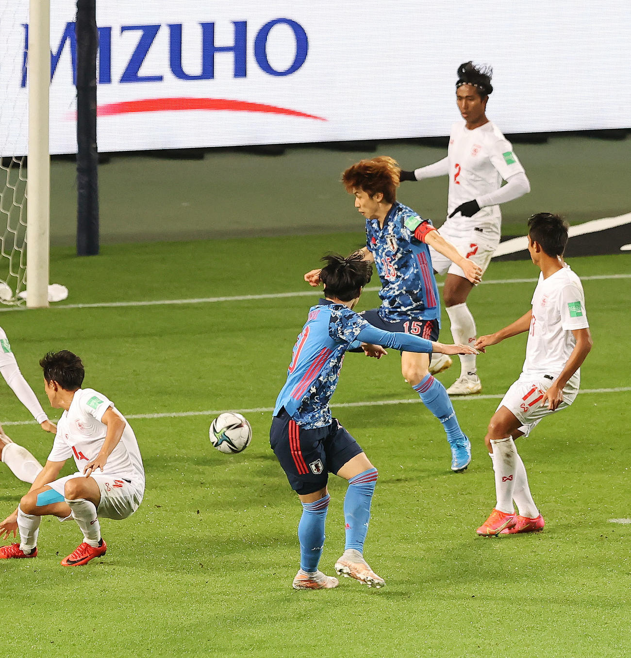 日本対ミャンマー　後半、南野（手前）のシュートに右足で合わせゴールを決める大迫（撮影・垰建太）