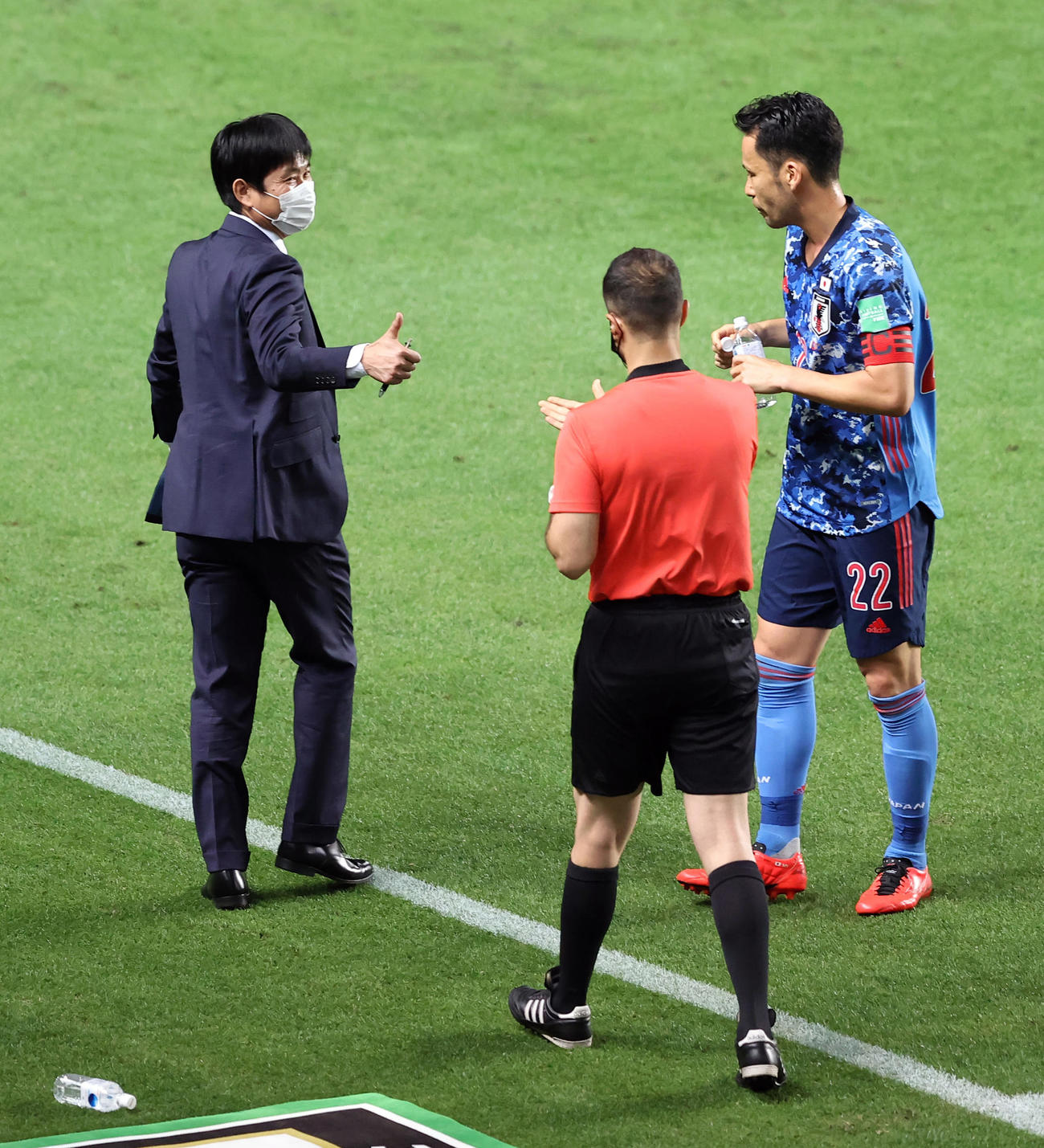 日本対ミャンマー　前半、吉田（右）に指示を出し笑顔でサムアップする森保監督（撮影・垰建太）