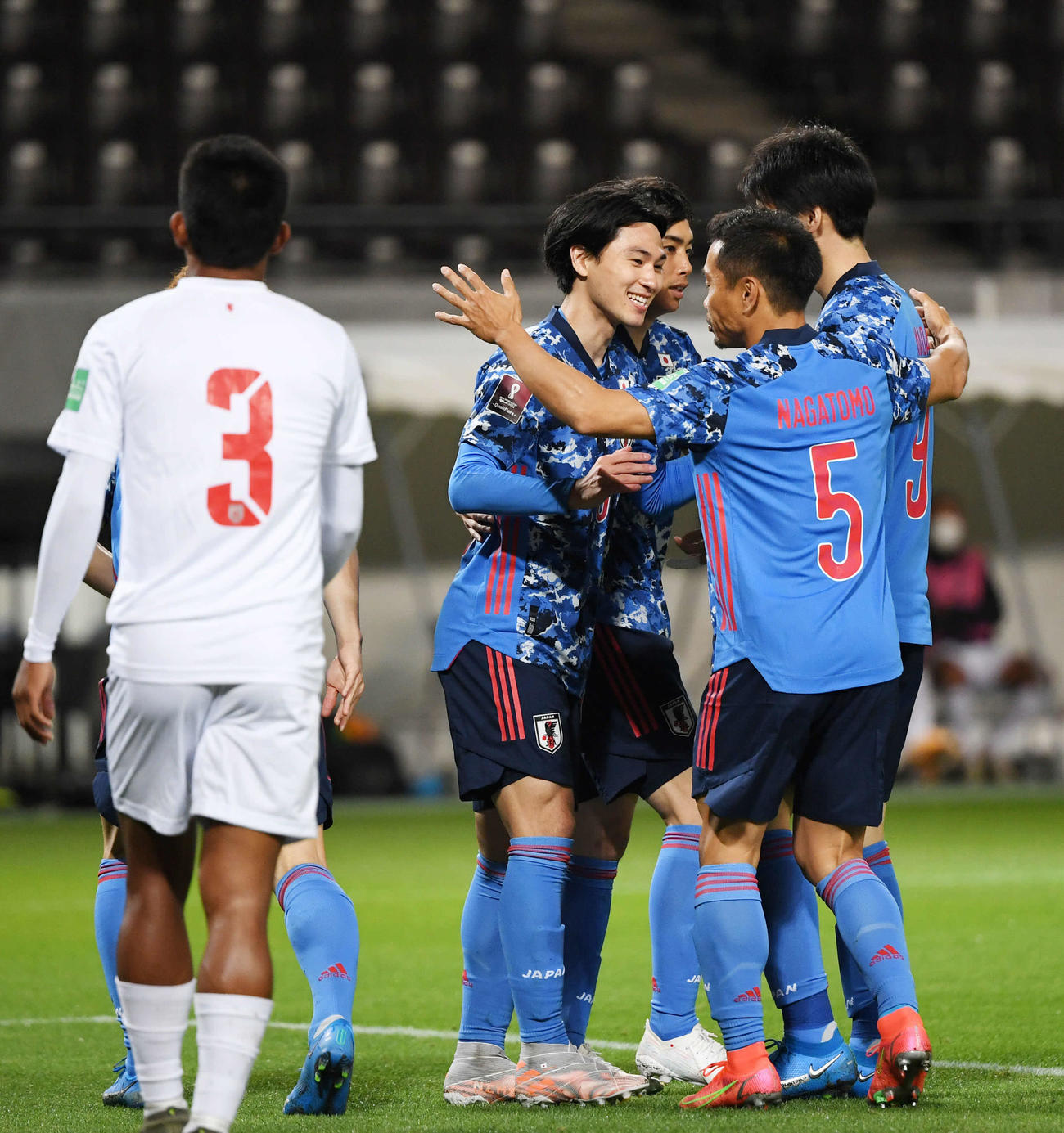日本対ミャンマー　前半、先制ゴールを決めた南野（右から4人目）は祝福を受け笑顔を見せる（撮影・横山健太）