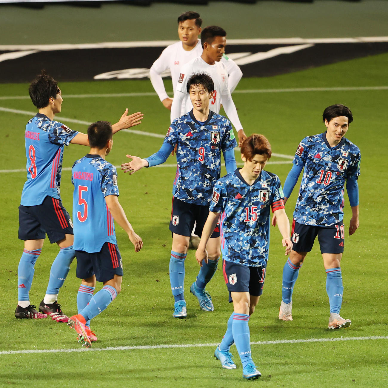 日本対ミャンマー　後半、ゴールを決めた鎌田（中央）は南野（右）、大迫（手前）らから祝福される（撮影・垰建太）