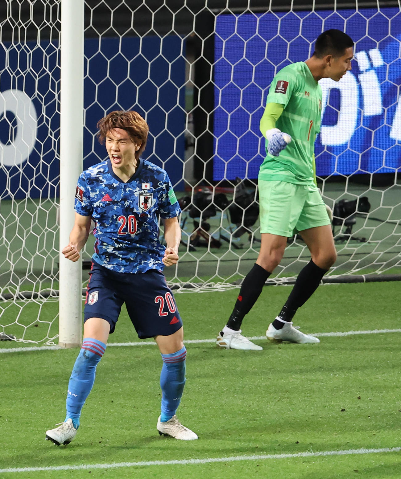 日本対ミャンマー　後半、ヘディングでゴールを決め雄たけびを上げる板倉（左）（撮影・垰建太）