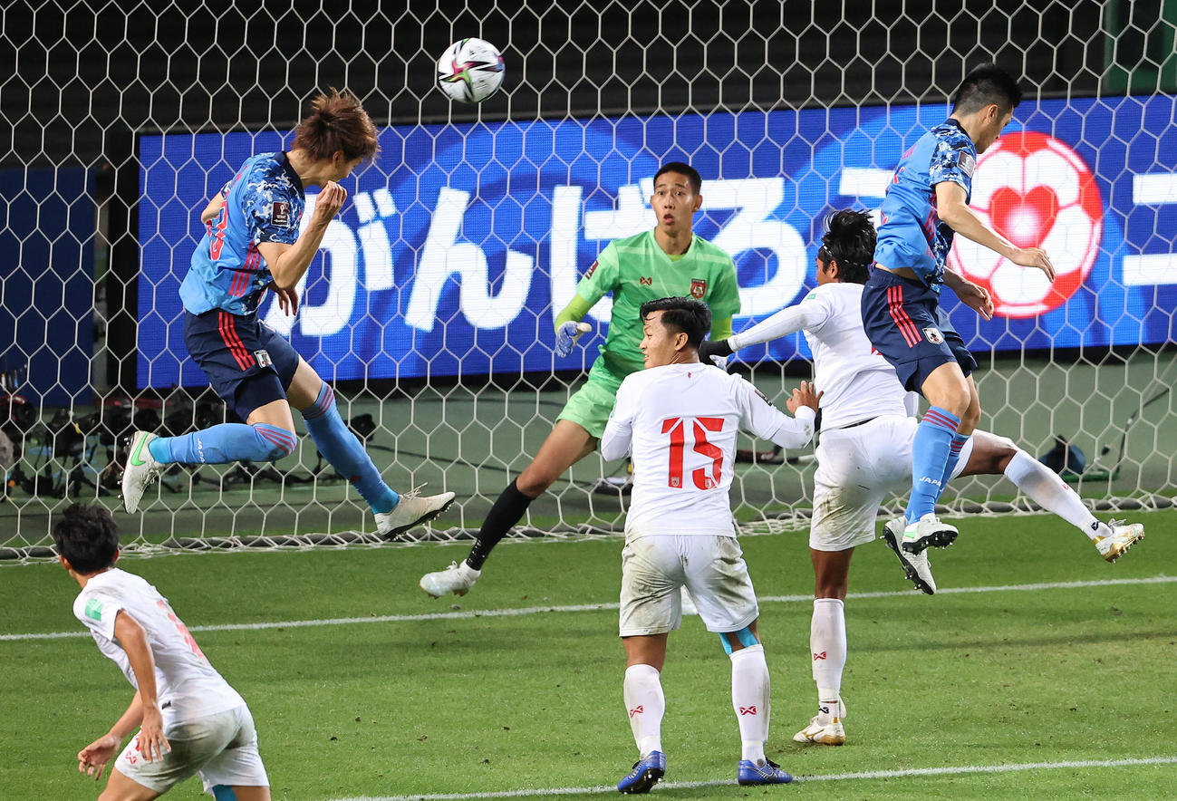 日本対ミャンマー　後半、ヘディングでゴールを決める板倉（左）（撮影・垰建太）