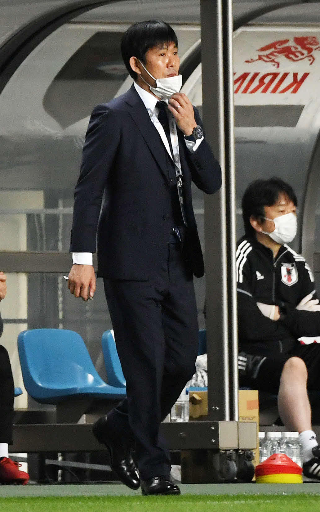 日本対ミャンマー　前半、ベンチから戦況を見つめる森保監督（撮影・横山健太）