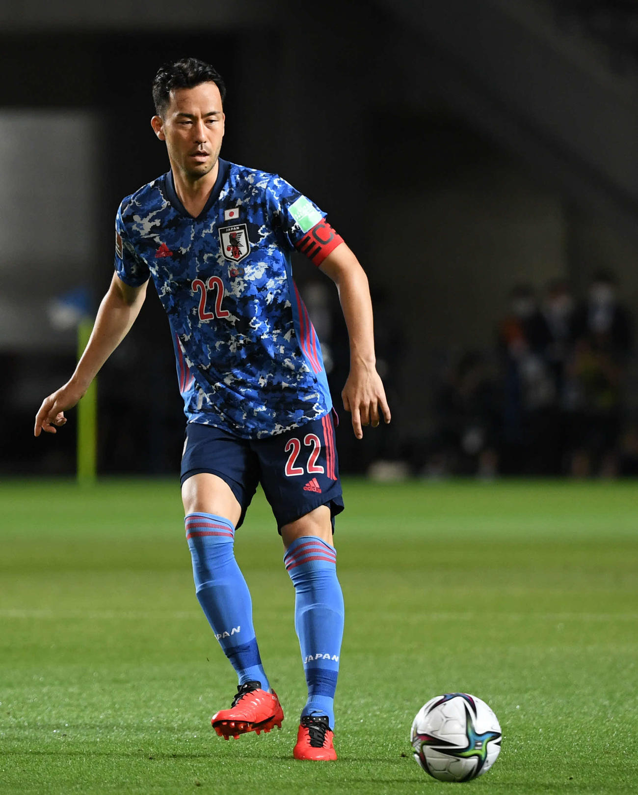 日本対ミャンマー　前半、パスを出す吉田（撮影・横山健太）
